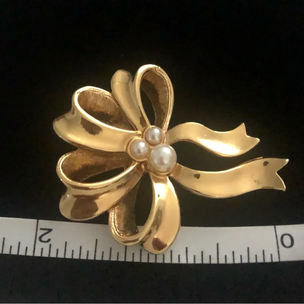Avon Ribbon Bow Pin Brooch - Picture 4 of 4